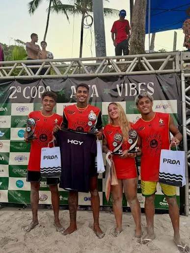 Pódio de campeonato de altinha com os atletas premiados
