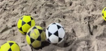 Bolas de altinha na areia