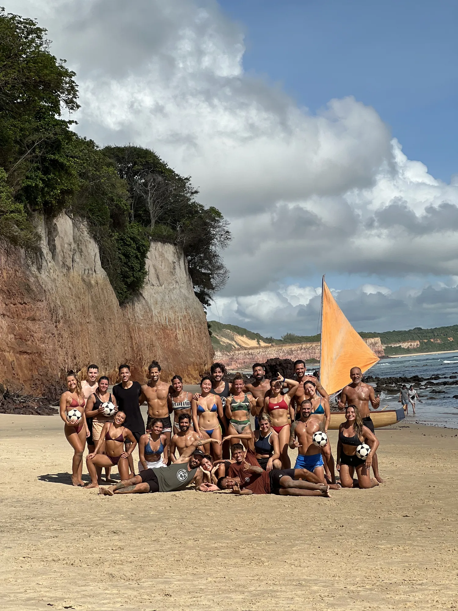Grupo de alunos na praia entre as falésias